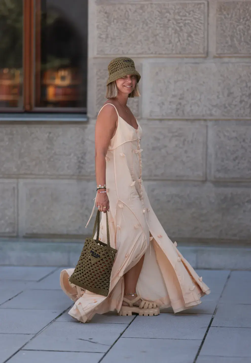 Mujer invitada a un desfile de la semana de moda en Copenhagen.