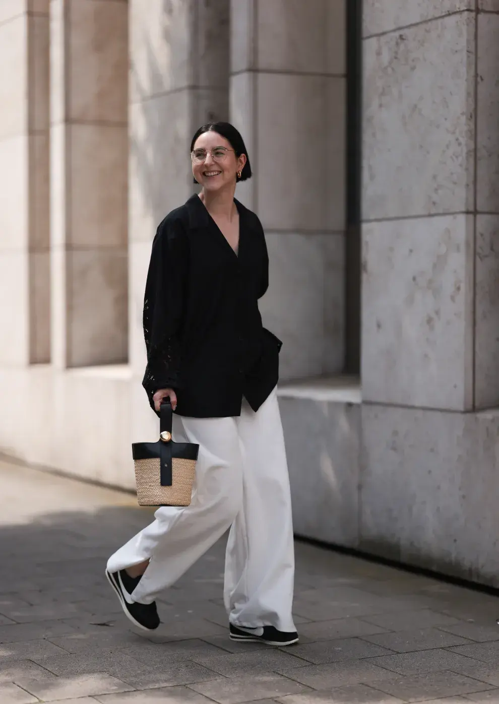 Mujer invitada a un desfile de la semana de moda en Copenhagen.