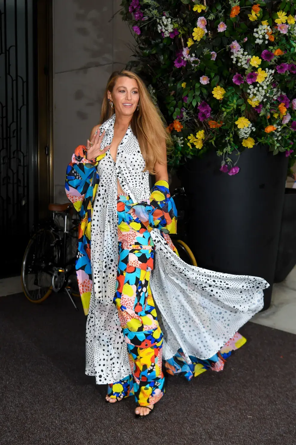 Blake Lively con otro look floral en la gira de prensa de Romper el círculo.