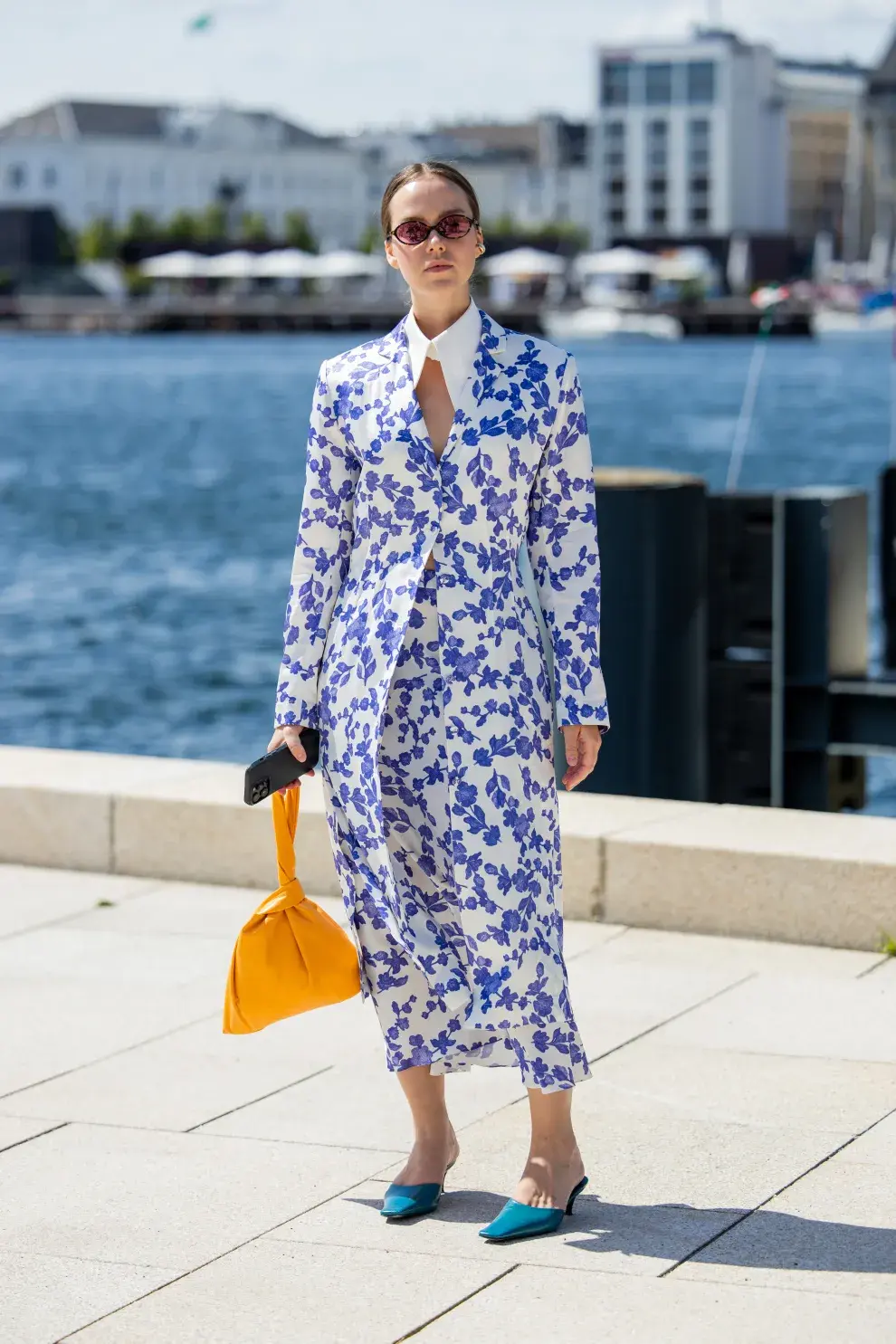 Mujer invitada a un desfile de la semana de moda en Copenhagen.