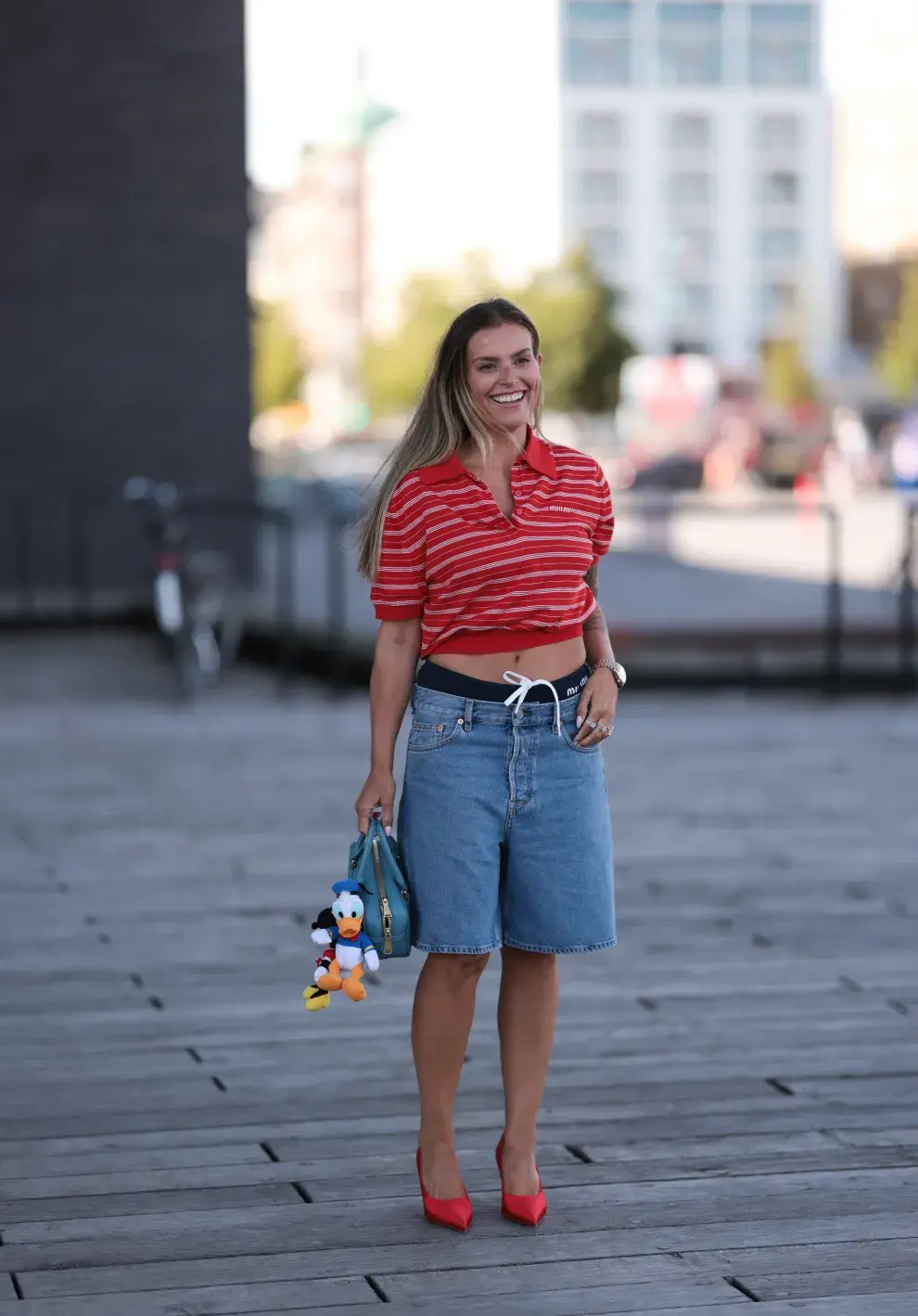 Mujer invitada a un desfile de la semana de moda en Copenhagen.