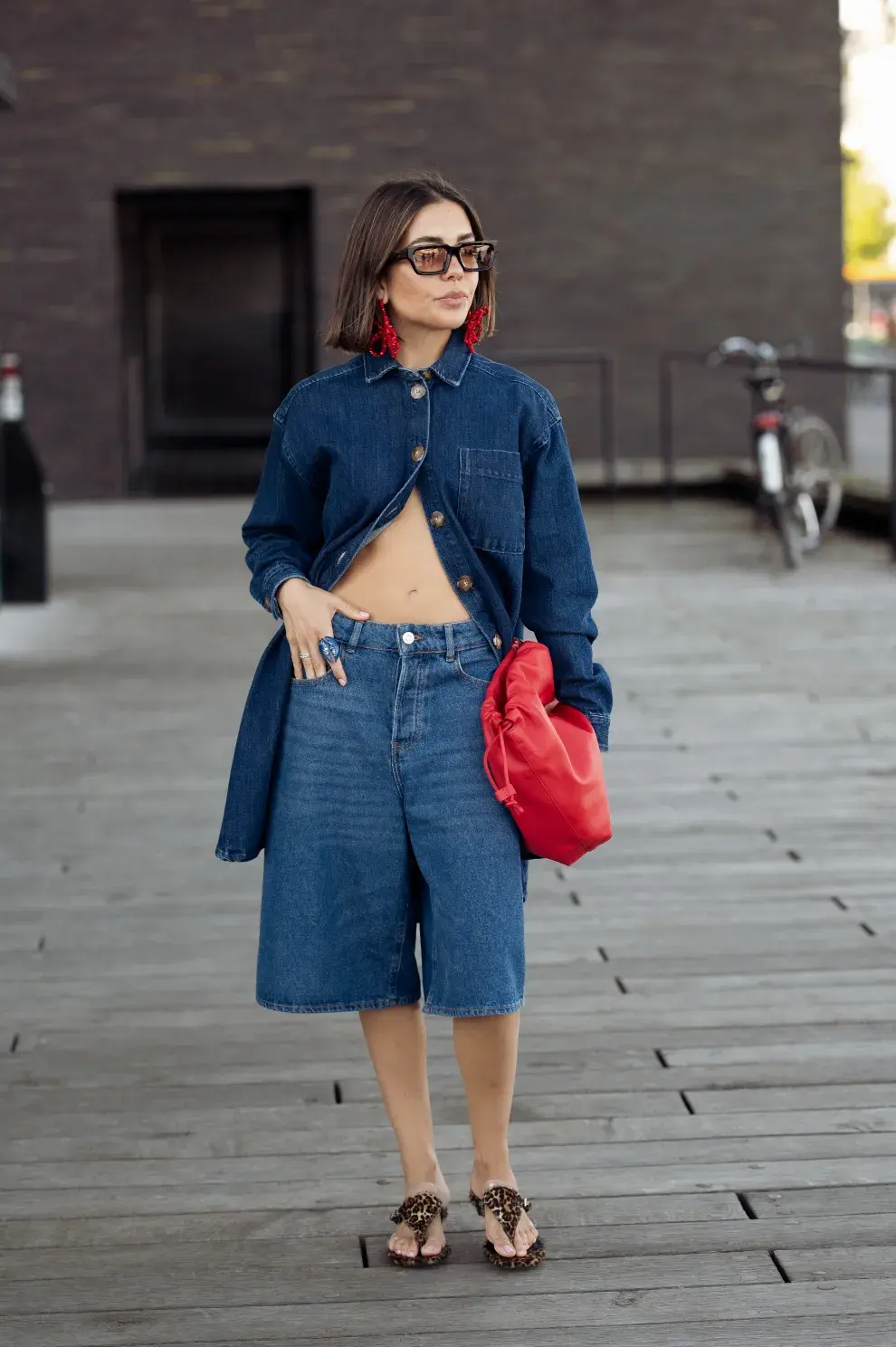 Mujer invitada a un desfile de la semana de moda en Copenhagen.