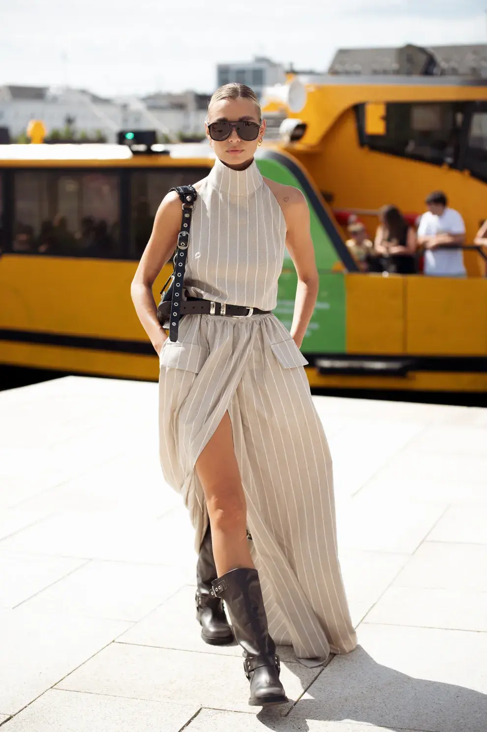 Mujer invitada a un desfile de la semana de moda en Copenhagen.