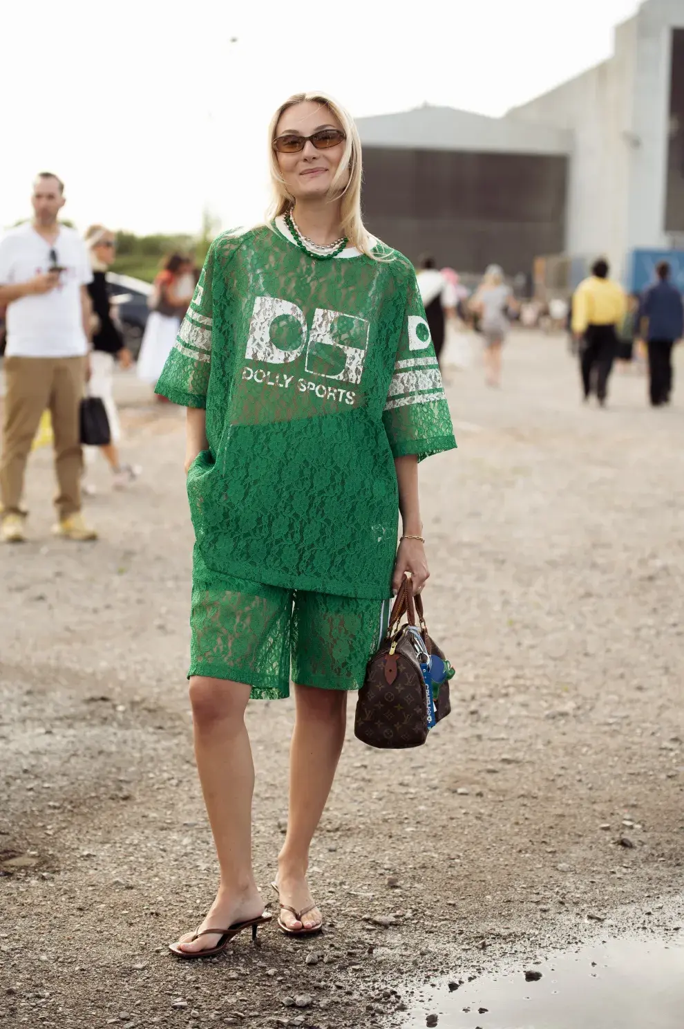 Mujer invitada a un desfile de la semana de moda en Copenhagen.