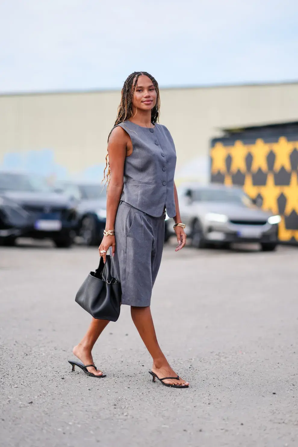 Mujer invitada a un desfile de la semana de moda en Copenhagen.