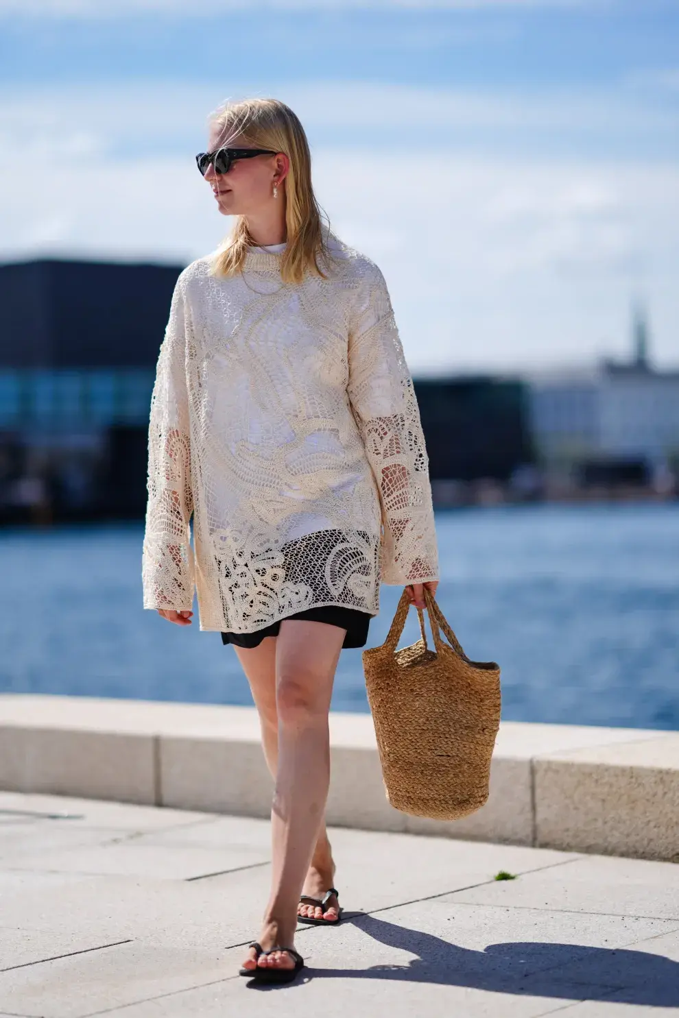 Mujer invitada a un desfile de la semana de moda en Copenhagen.