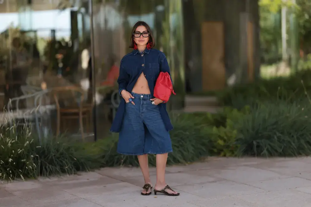 Mujer invitada a un desfile de la semana de moda en Copenhagen.