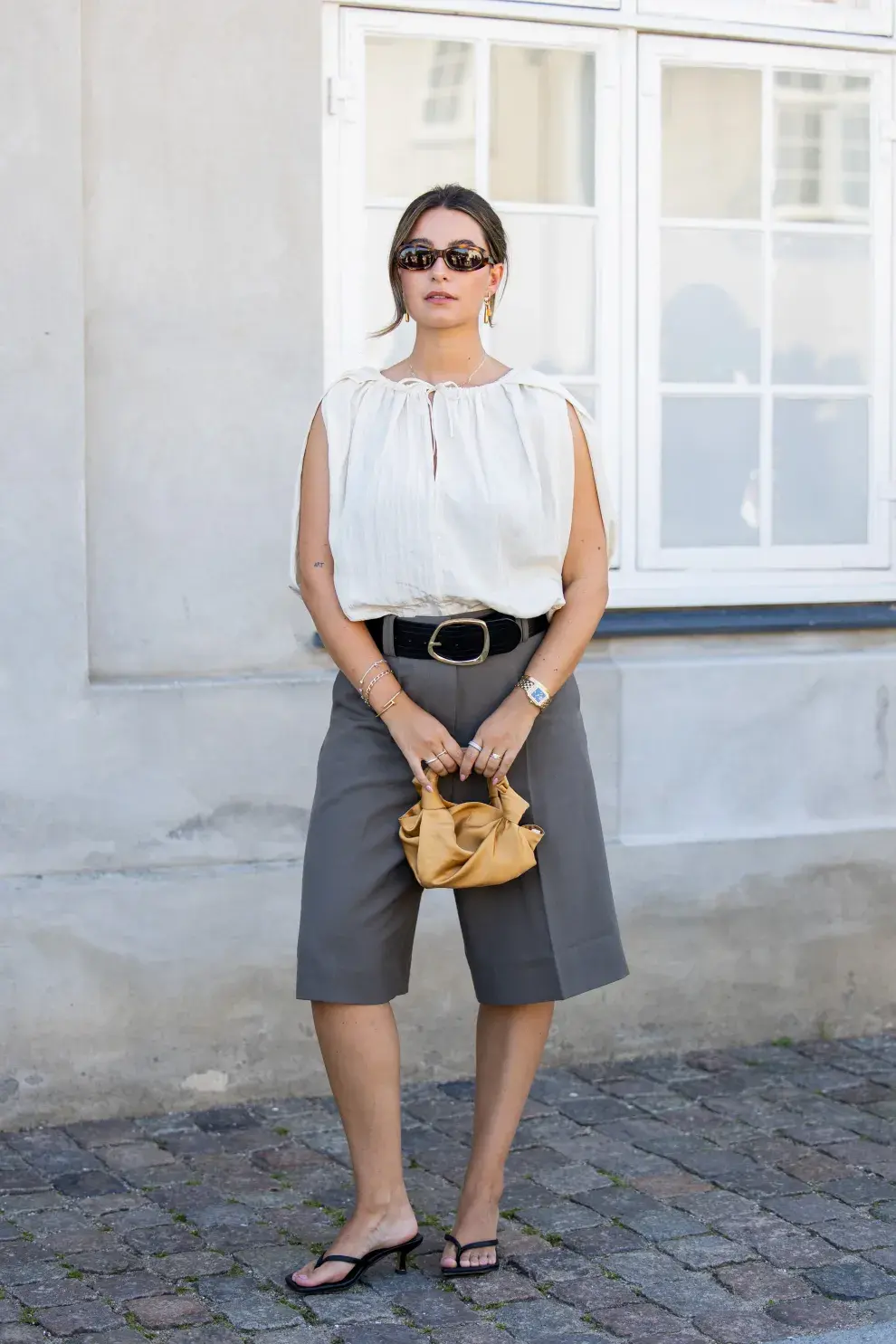 Mujer invitada a un desfile de la semana de moda en Copenhagen.