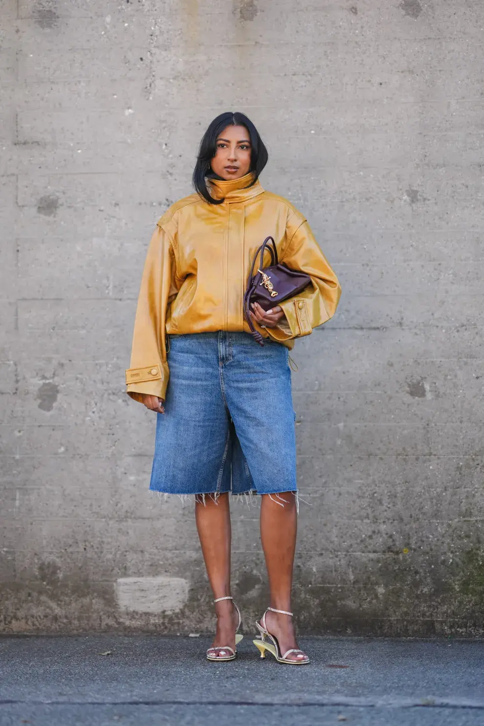 Mujer invitada a un desfile de la semana de moda en Copenhagen.