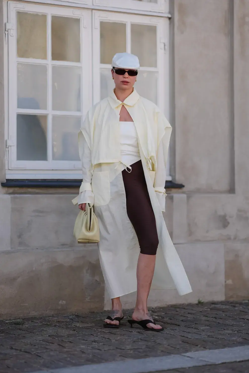 Mujer invitada a un desfile de la semana de moda en Copenhagen.