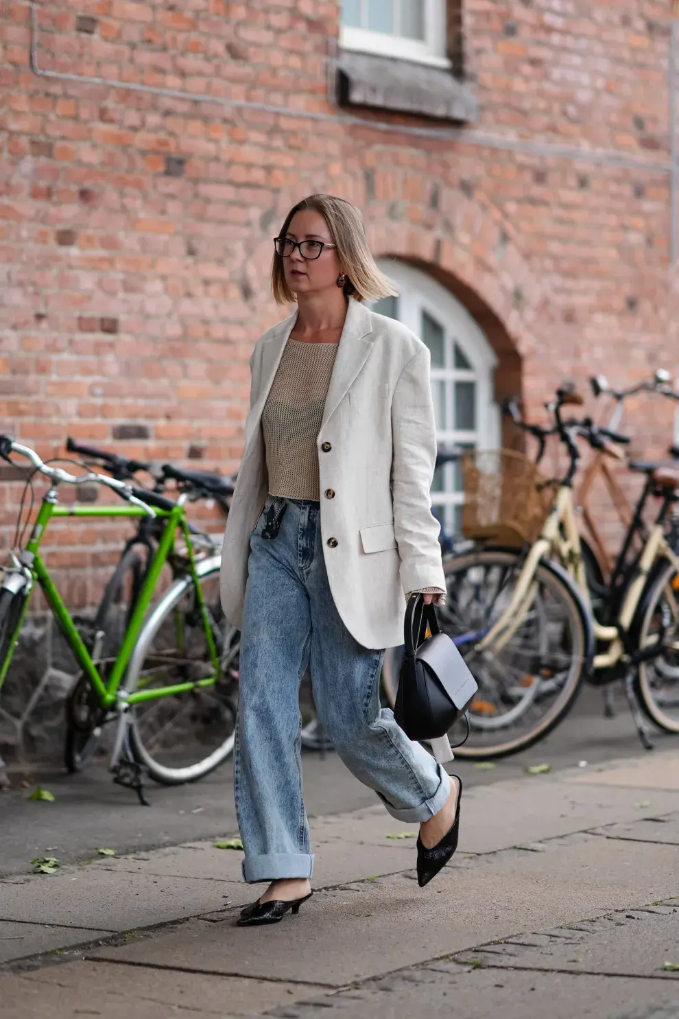 Mujer invitada a un desfile de la semana de moda en Copenhagen.