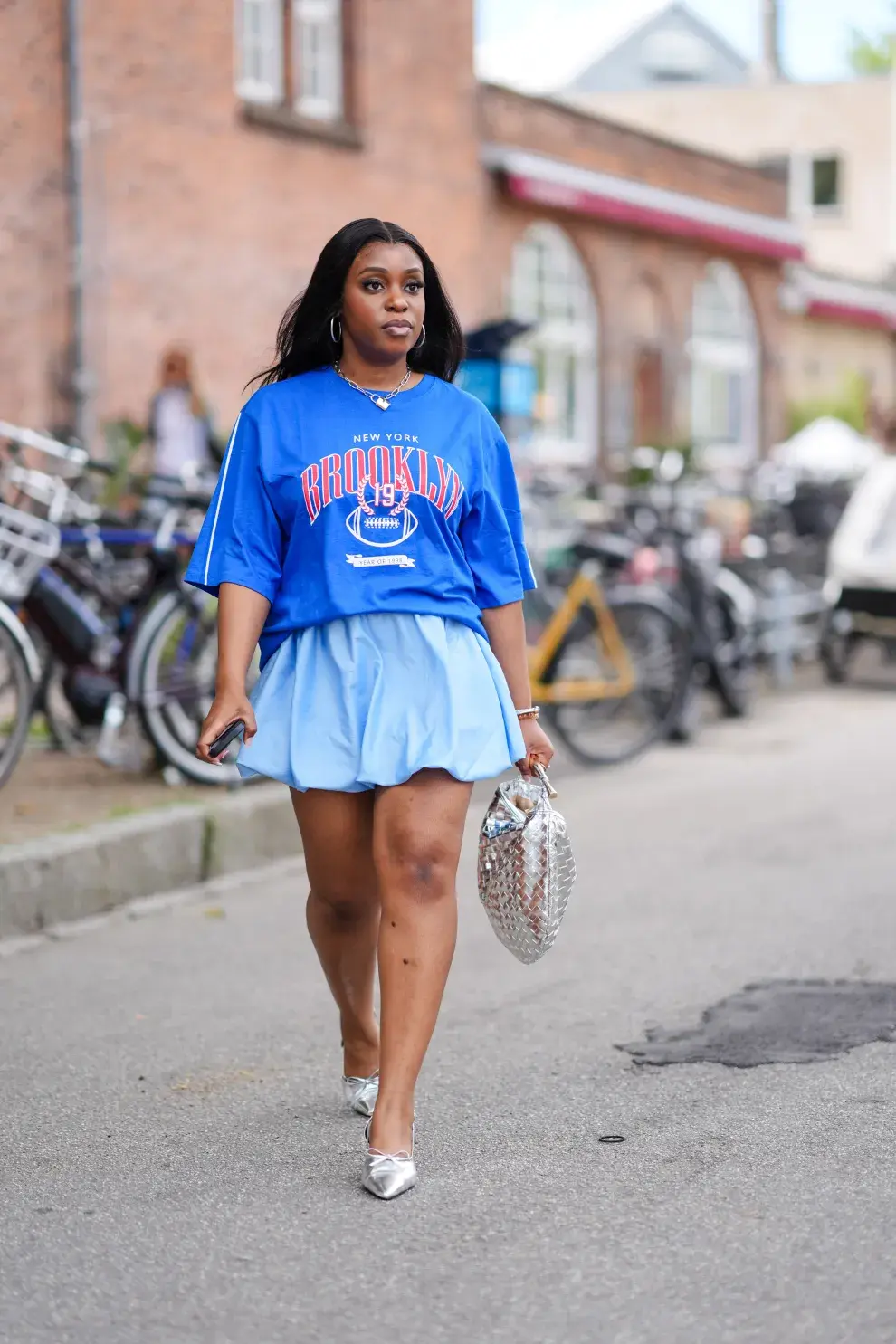 Mujer invitada a un desfile de la semana de moda en Copenhagen.