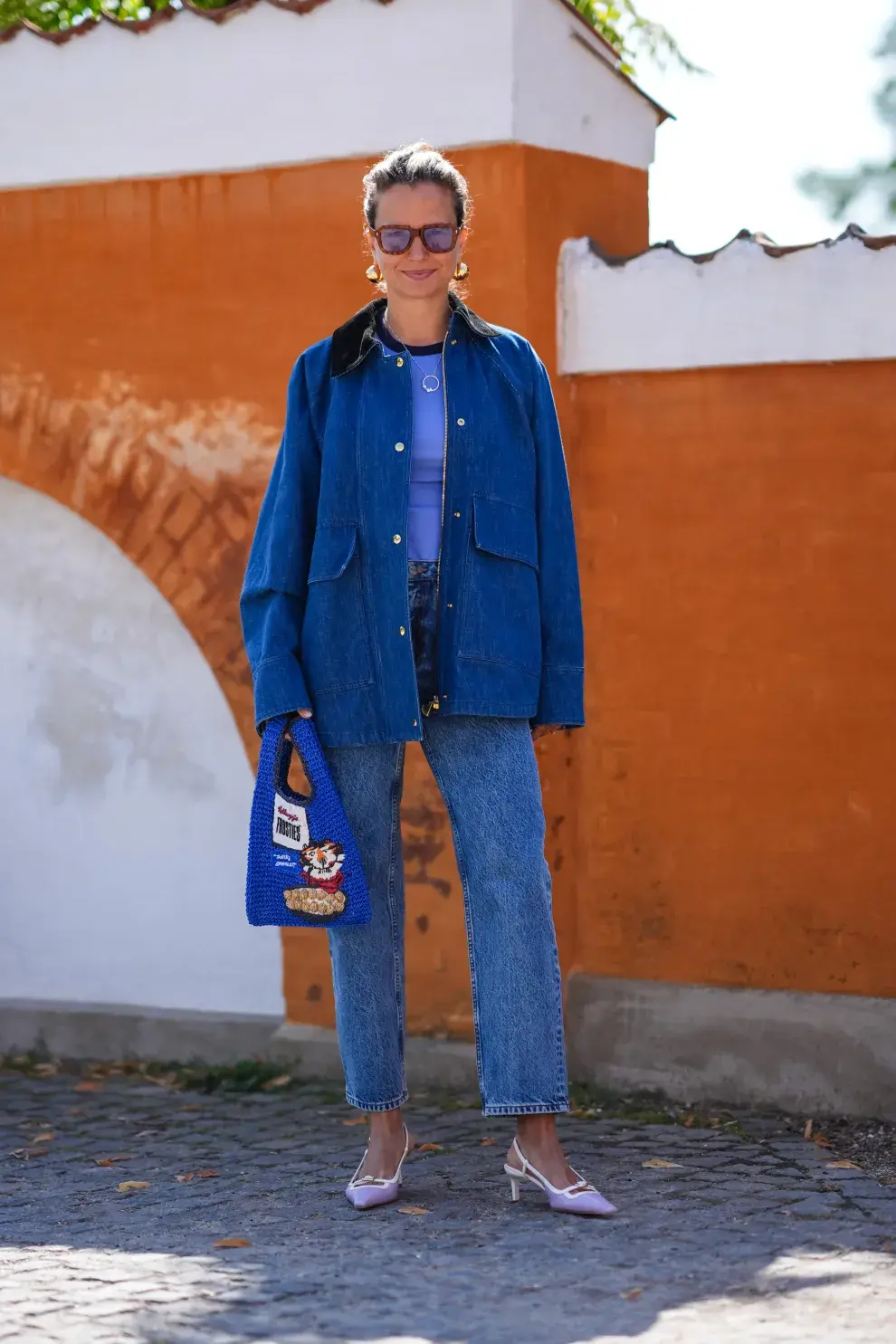 Mujer invitada a un desfile de la semana de moda en Copenhagen.