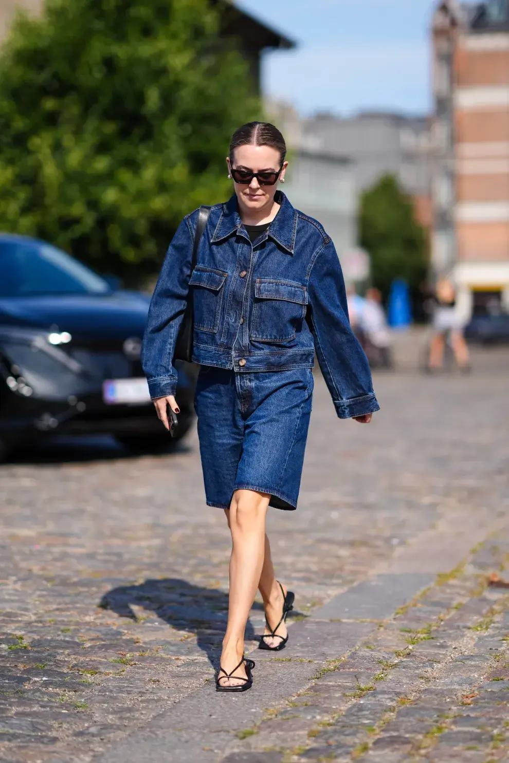 Mujer invitada a un desfile de la semana de moda en Copenhagen.