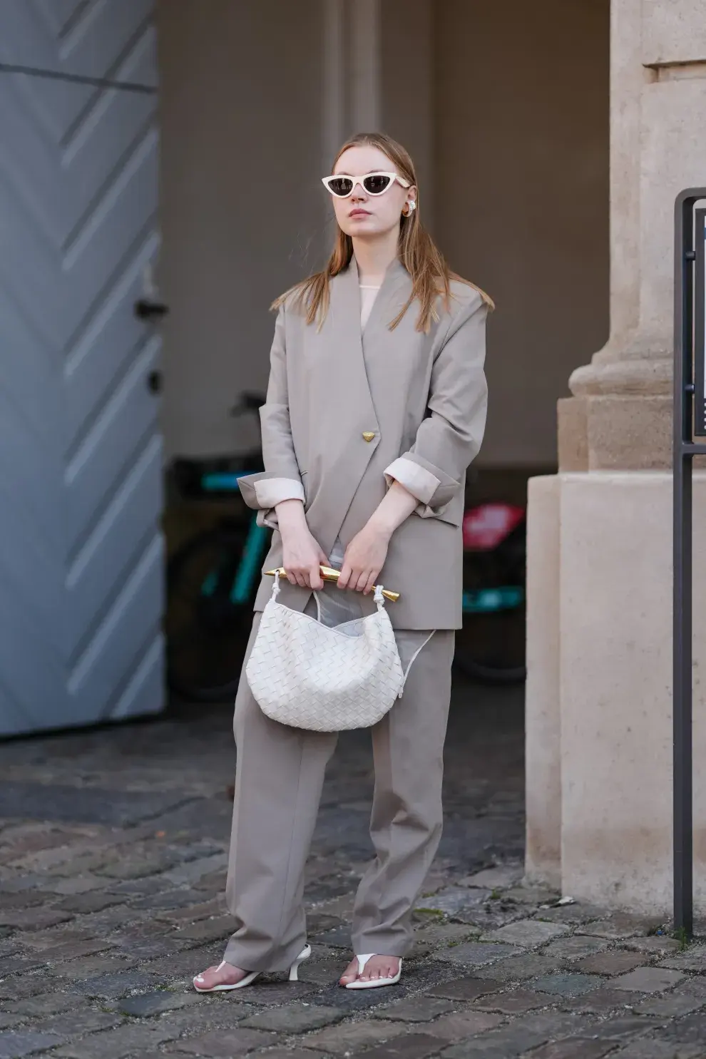 Mujer invitada a un desfile de la semana de moda en Copenhagen.