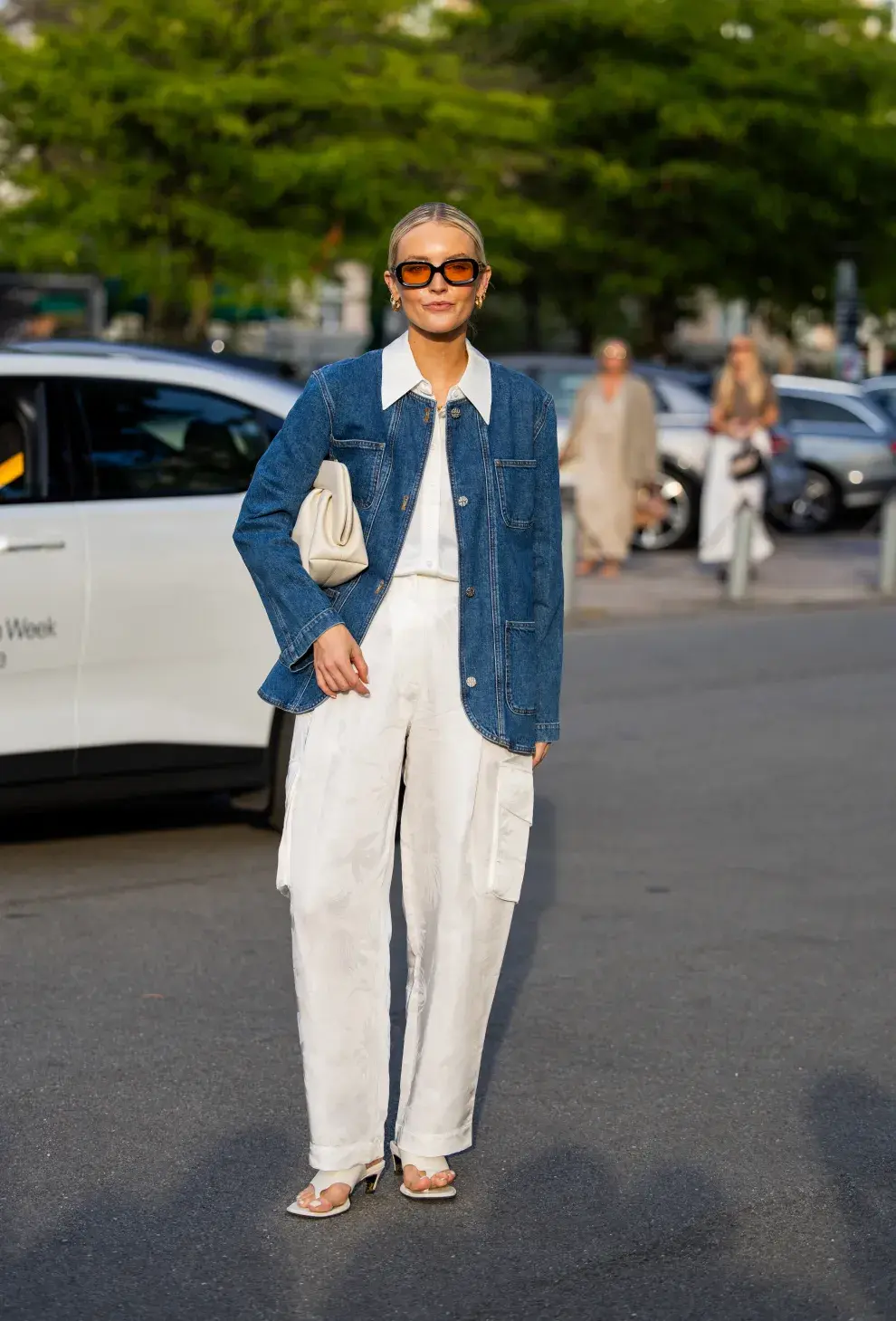 Mujer invitada a un desfile de la semana de moda en Copenhagen.