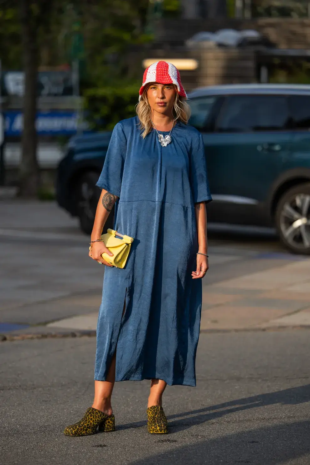 Mujer invitada a un desfile de la semana de moda en Copenhagen.