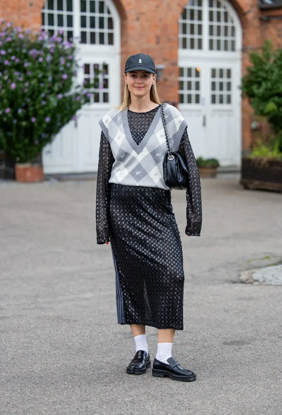 Mujer invitada a un desfile de la semana de moda en Copenhagen.