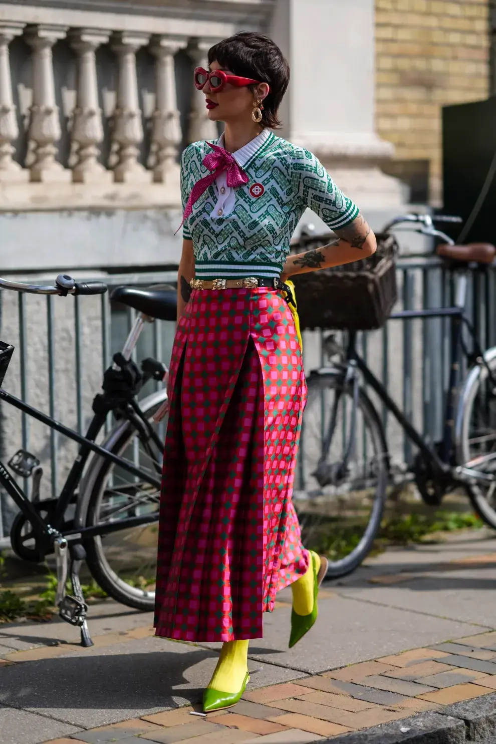 Mujer invitada a un desfile de la semana de moda en Copenhagen.