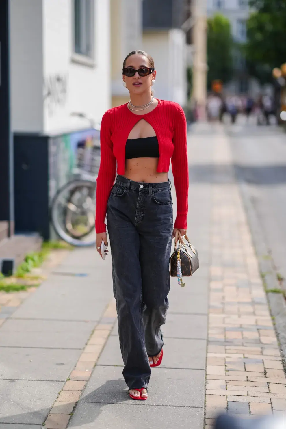 Mujer invitada a un desfile de la semana de moda en Copenhagen.