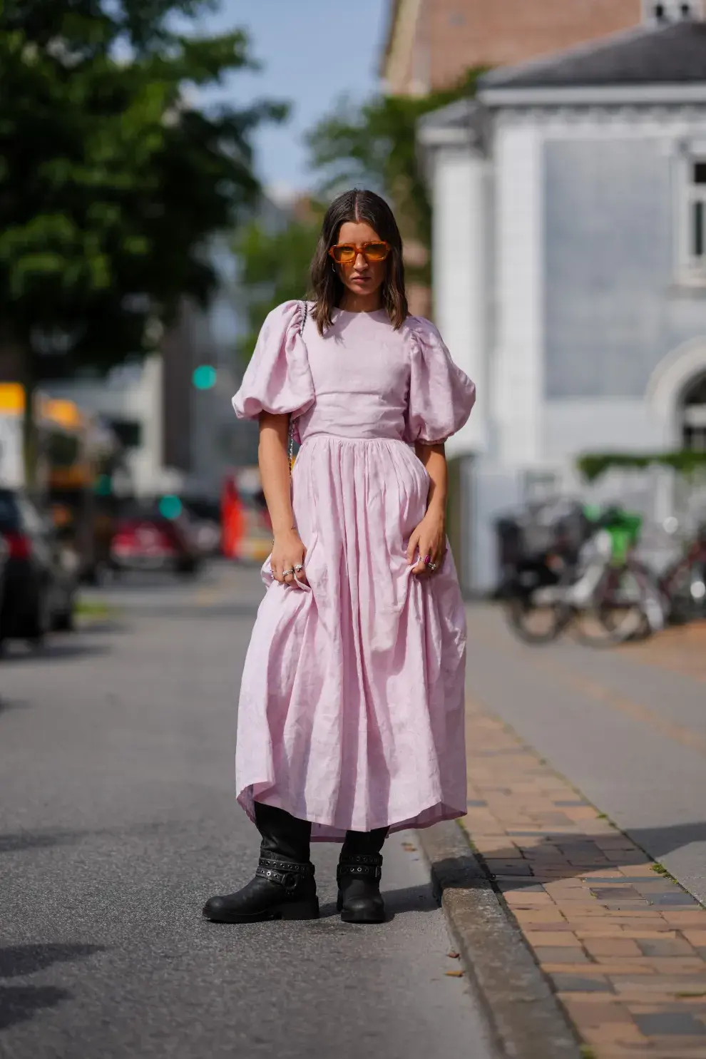 Mujer invitada a un desfile de la semana de moda en Copenhagen.