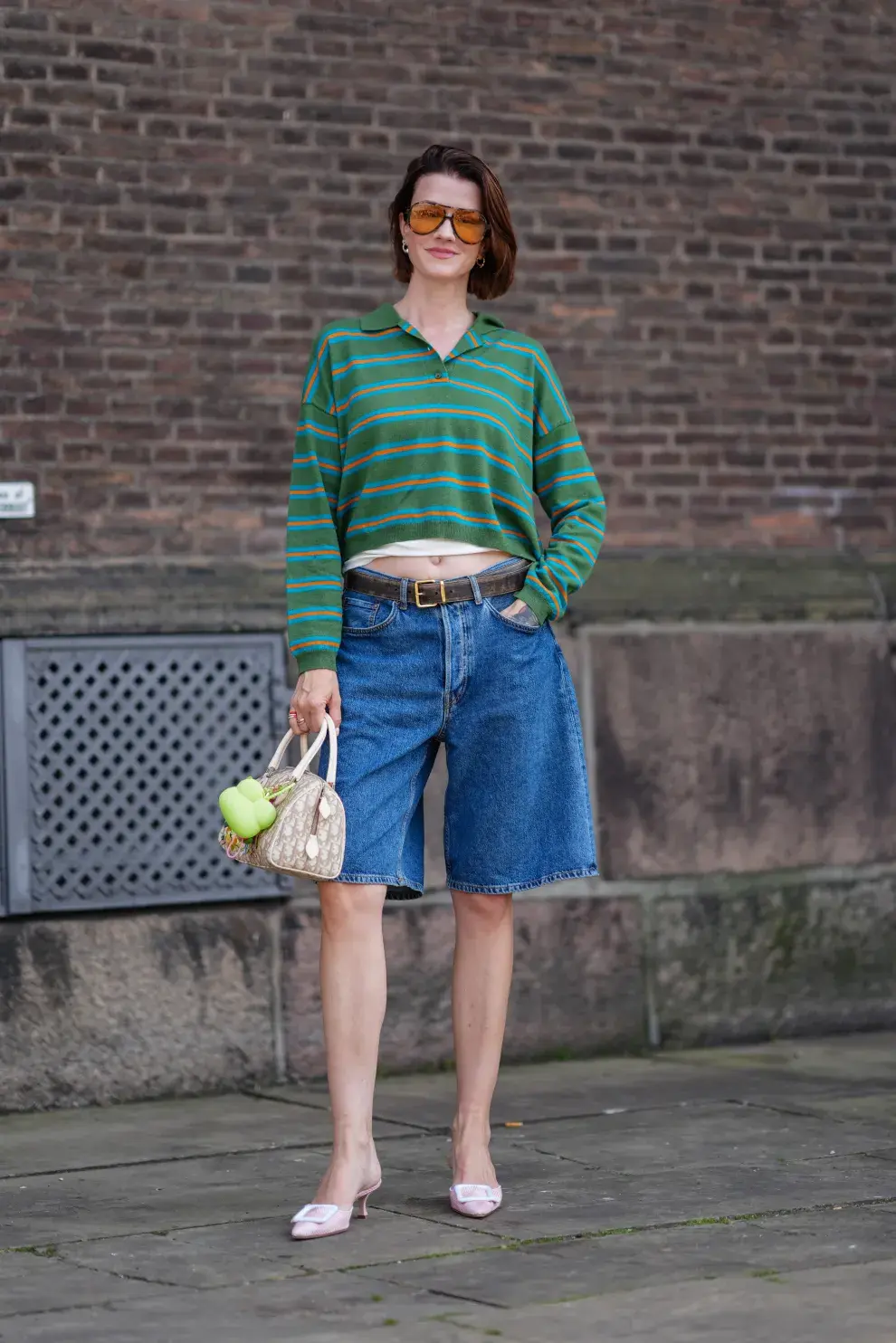 Mujer invitada a un desfile de la semana de moda en Copenhagen.