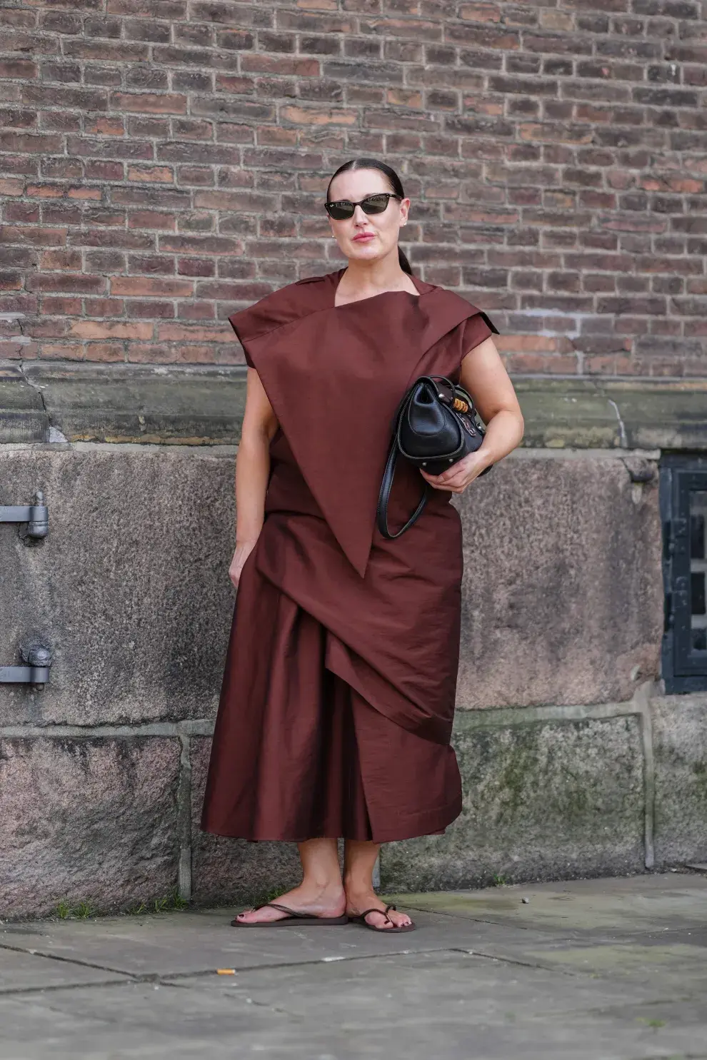 Mujer invitada a un desfile de la semana de moda en Copenhagen.