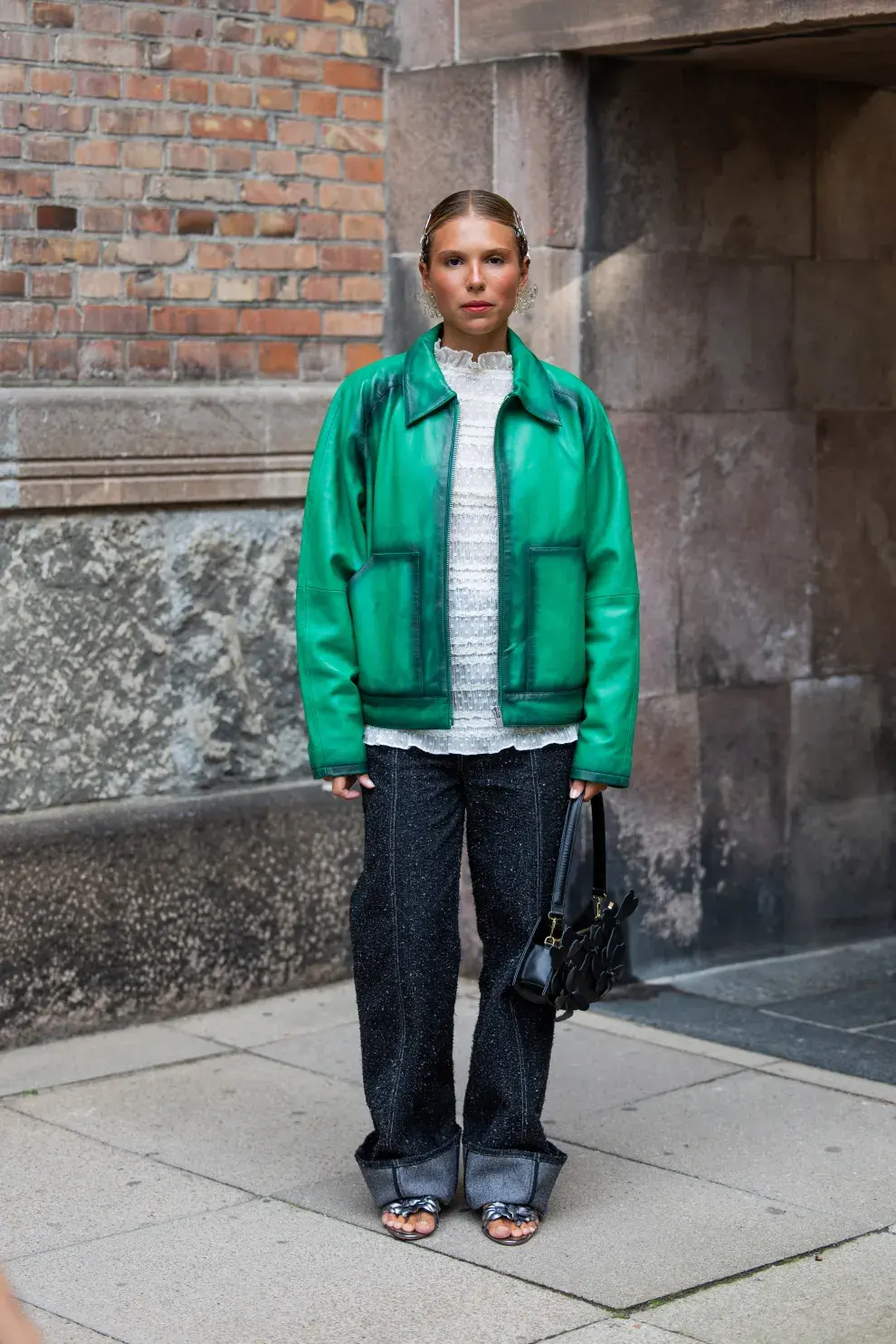 Mujer invitada a un desfile de la semana de moda en Copenhagen.