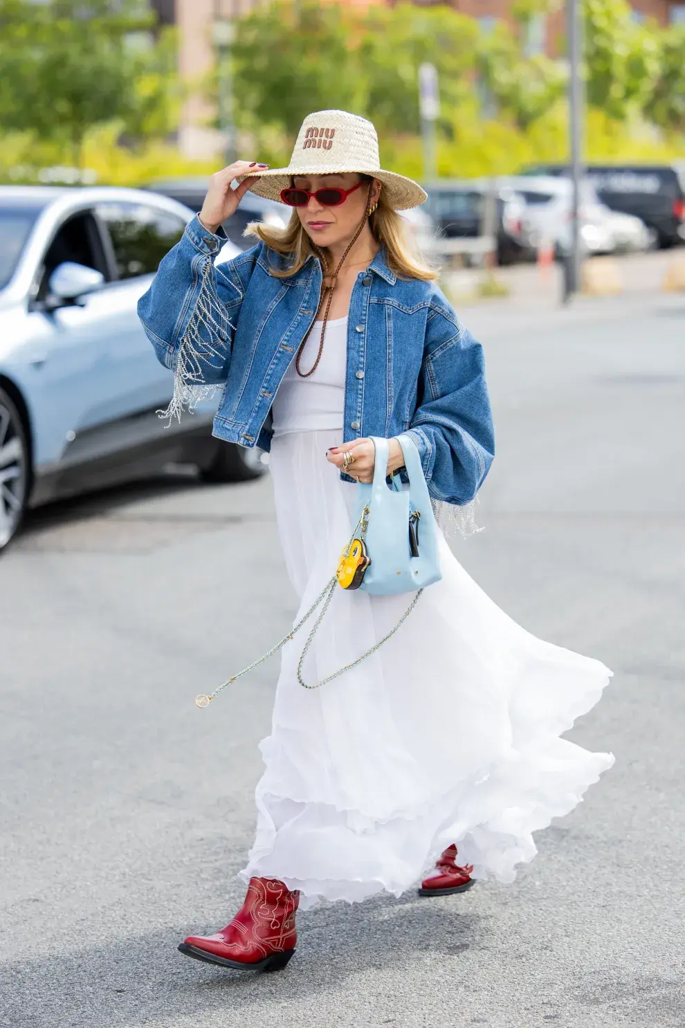 Mujer invitada a un desfile de la semana de moda en Copenhagen.