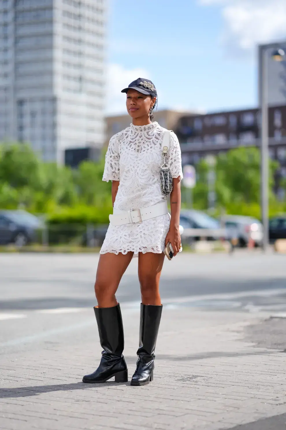 Mujer invitada a un desfile de la semana de moda en Copenhagen.