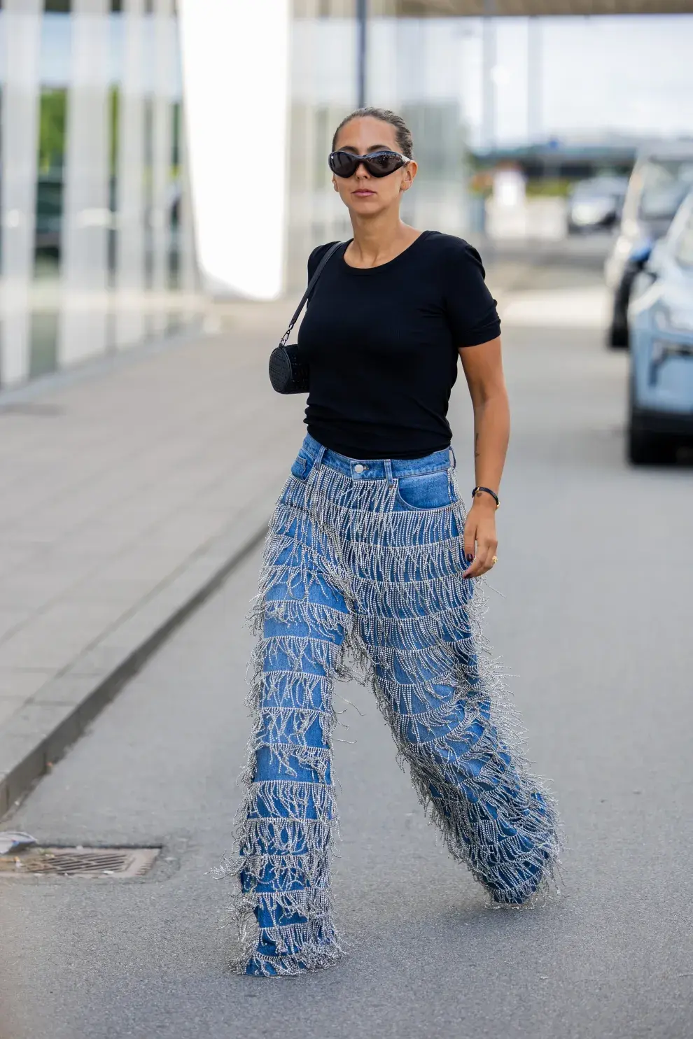 Mujer invitada a un desfile de la semana de moda en Copenhagen.