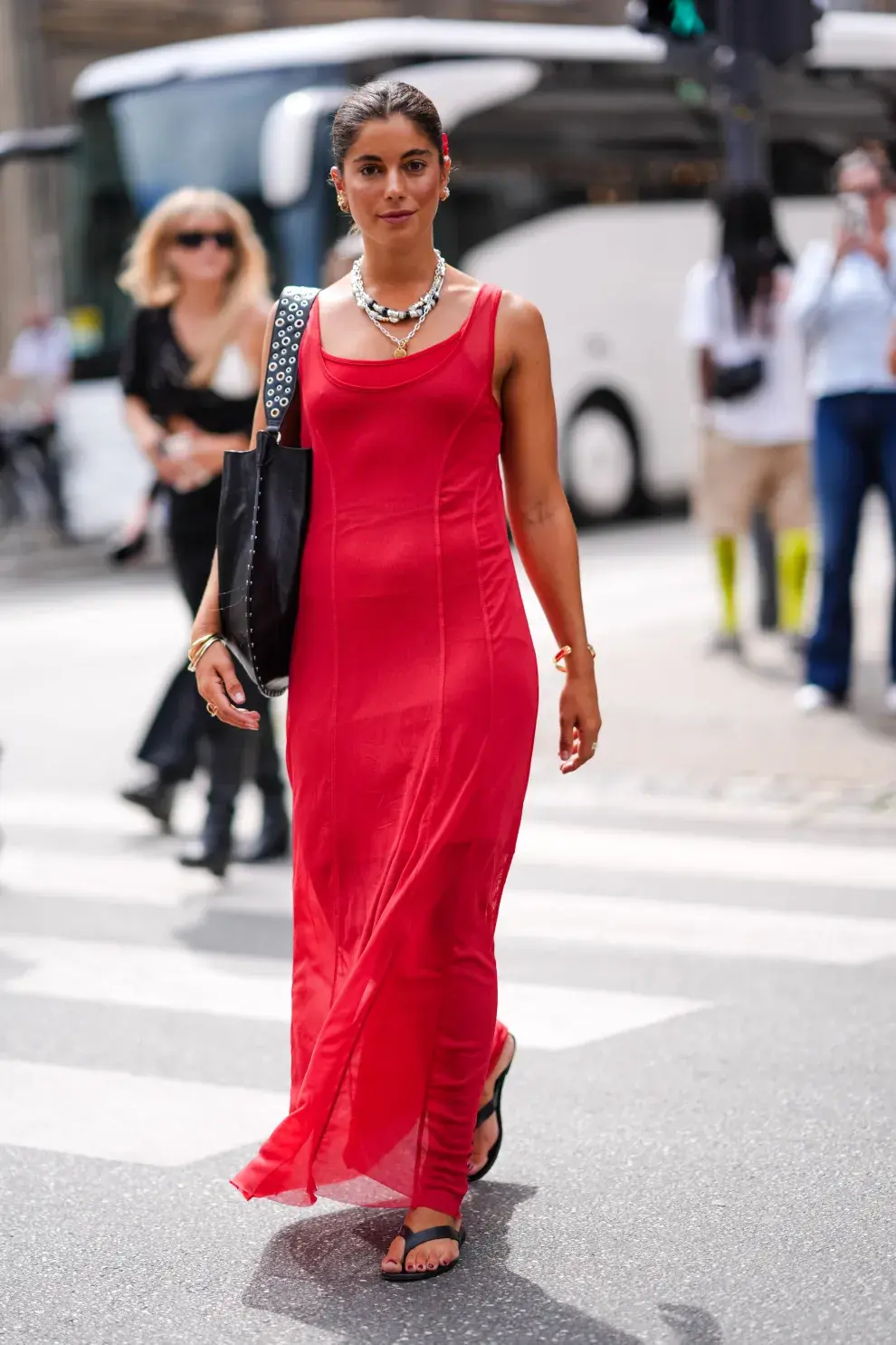 Mujer invitada a un desfile de la semana de moda en Copenhagen.