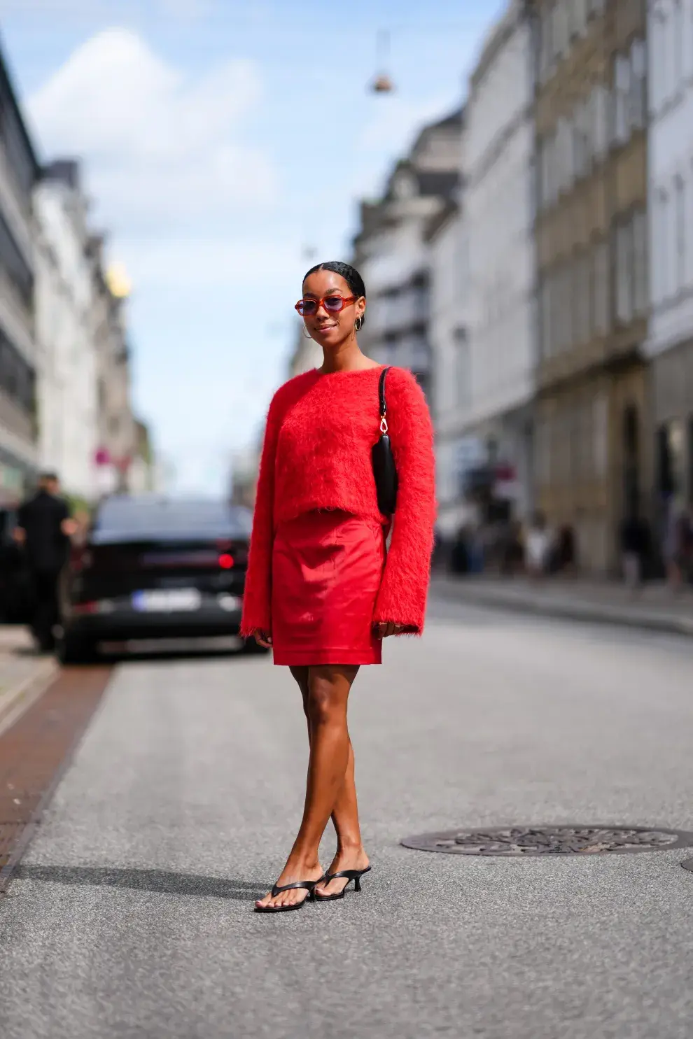 Mujer invitada a un desfile de la semana de moda en Copenhagen.