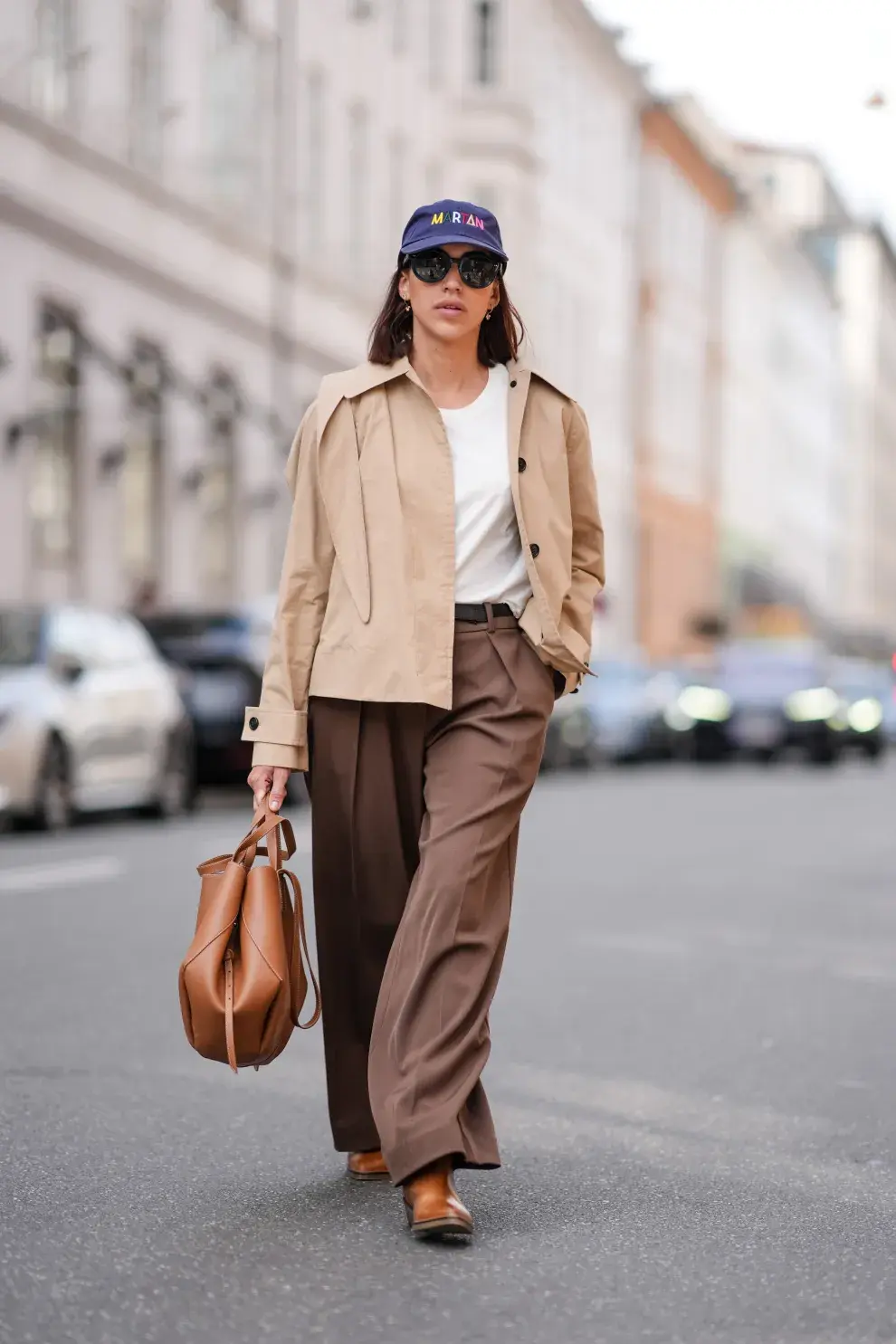 Mujer por las calles de una ciudad europea. 