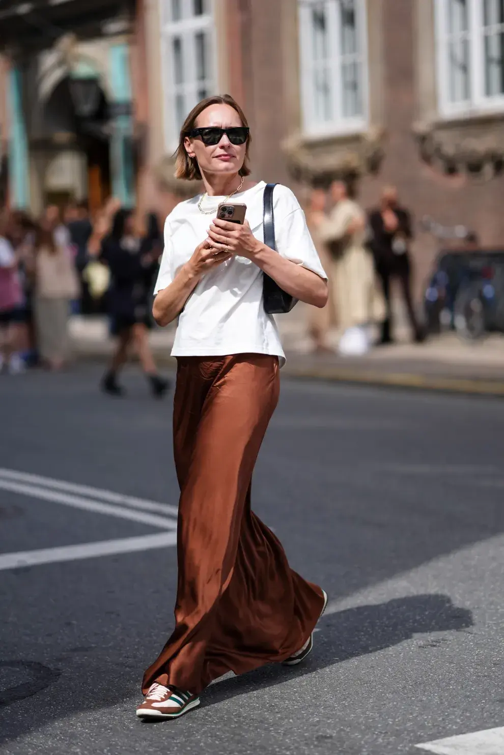 Mujer invitada a un desfile de la semana de moda en Copenhagen.