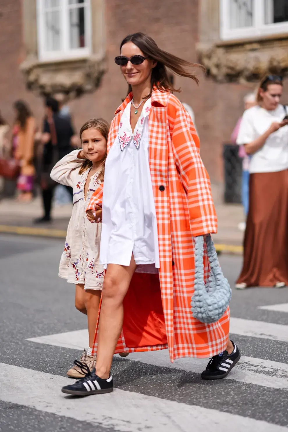 Mujer invitada a un desfile de la semana de moda en Copenhagen.