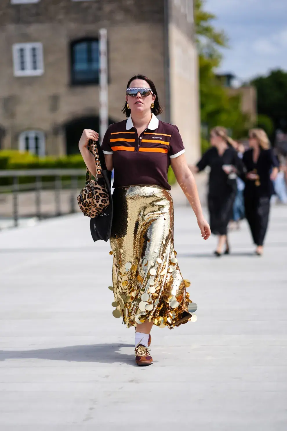 Mujer invitada a un desfile de la semana de moda en Copenhagen.