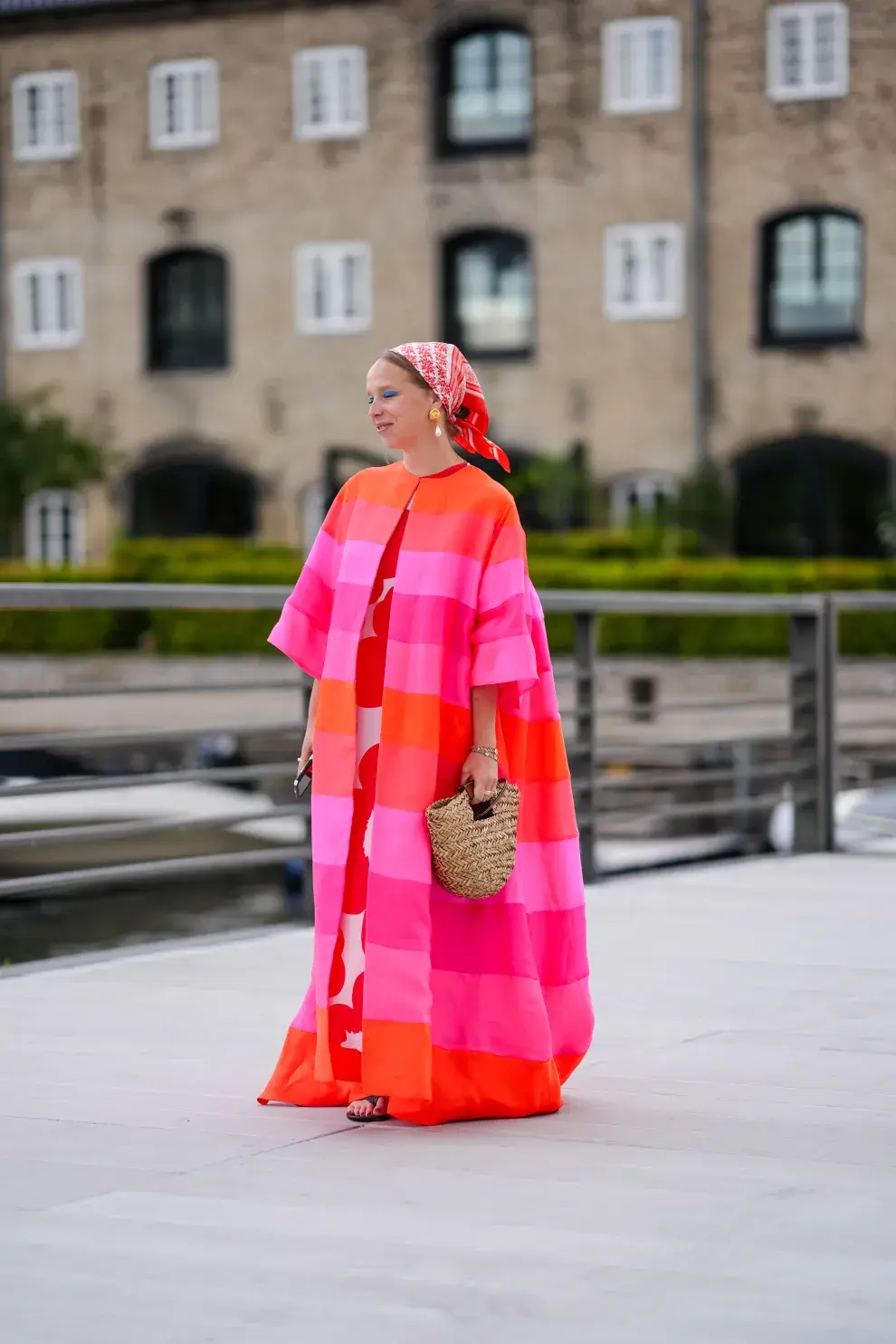 Mujer invitada a un desfile de la semana de moda en Milán.