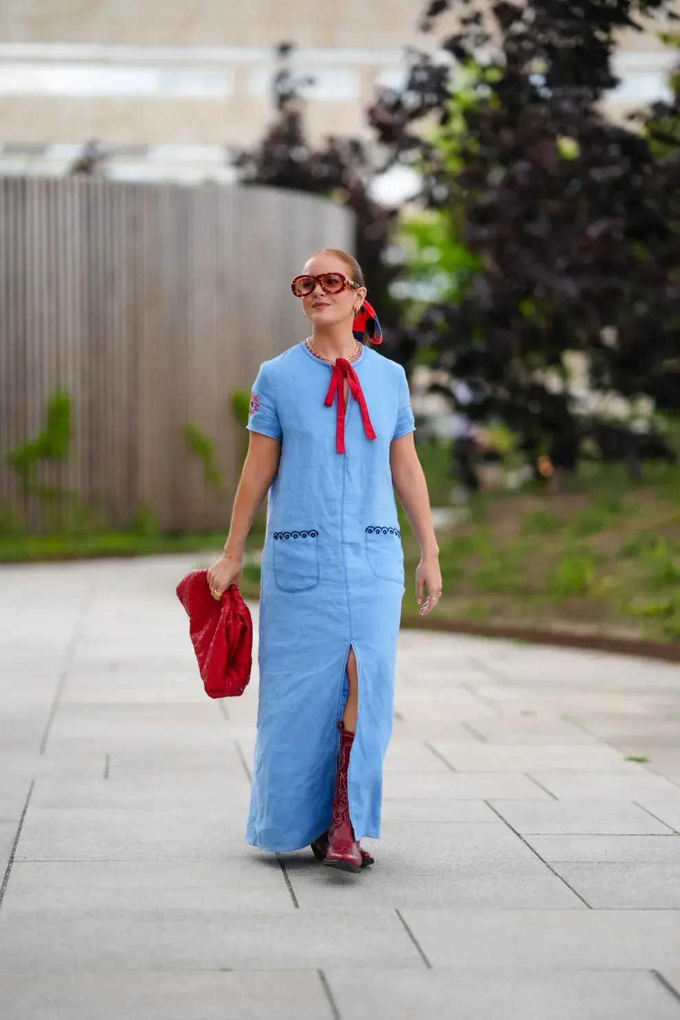 Mujer invitada a un desfile de la semana de moda en Copenhagen.