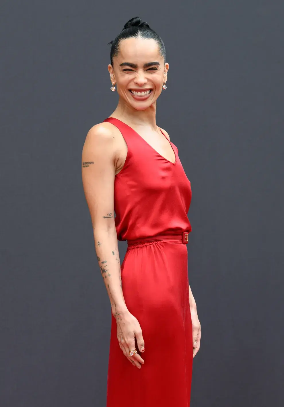 El look de Zoë Kravitz en la premiere de Parpadea dos veces