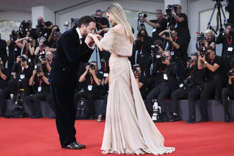 Angelina Jolie y Pablo Larraín en la premiere de Maria en el Festival de Venecia.