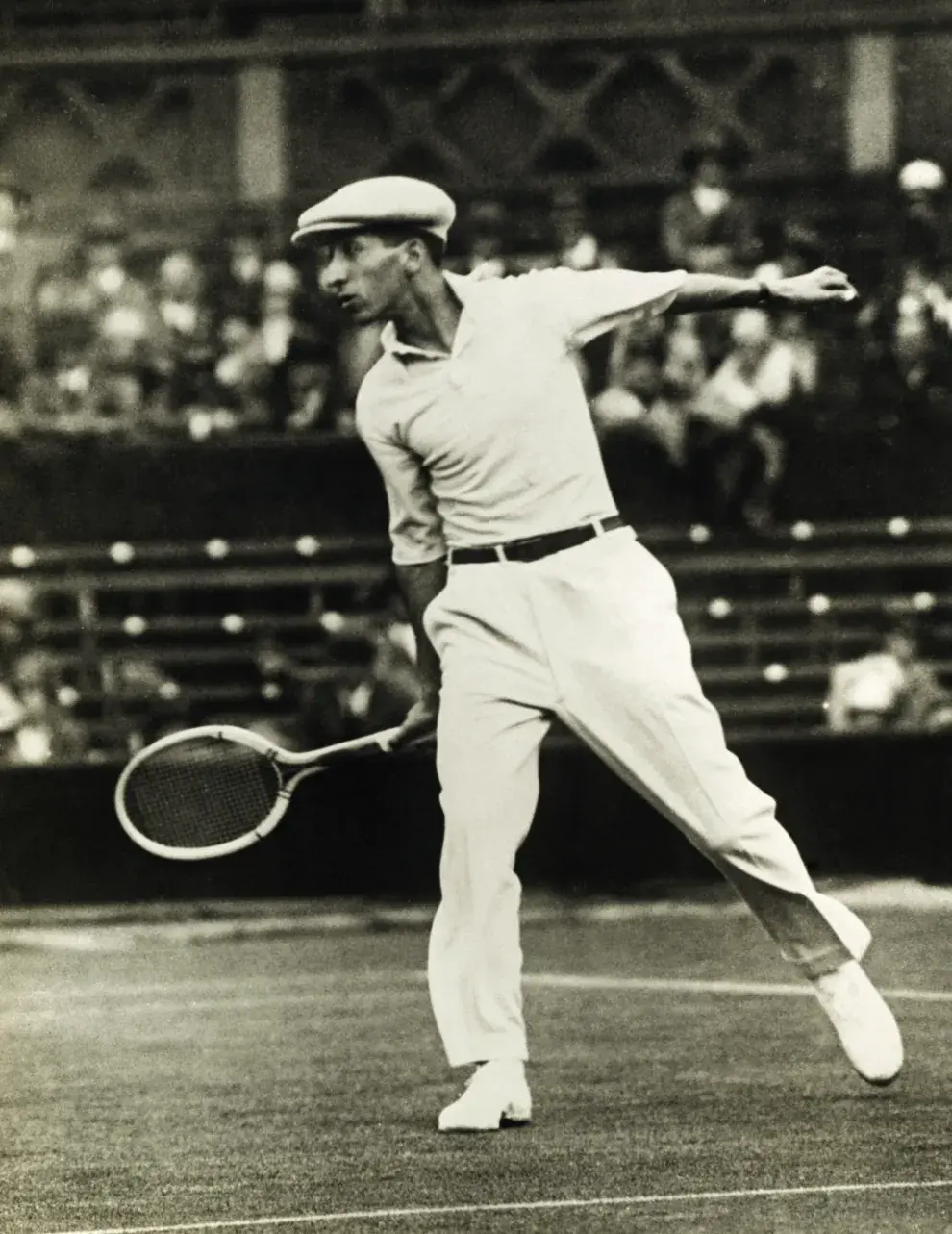 René Lacoste jugando al tenis en la década del 20