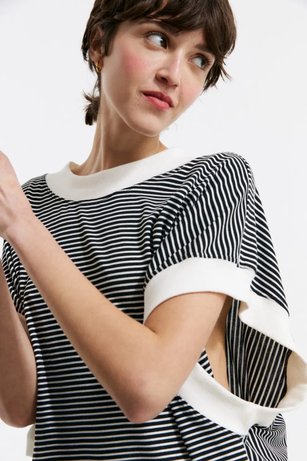 Foto de una modelo mujer usando una remera rayada.