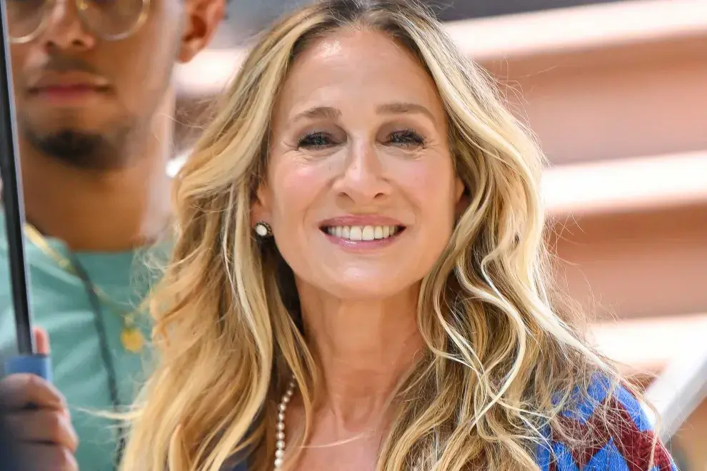 La actriz, Sarah Jessica Parker es el fiel exponente de que se puede tener una cabellera con rulos y jugar con distintas propuestas de peinados.