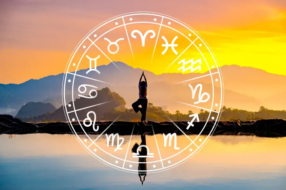 La rueda zodiacal, con los símbolos de los 12 signos astrales, sobre un paisaje y una mujer haciendo una pose de yoga.