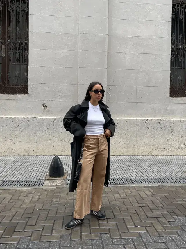 Foto de una modelo mujer usando ropa de Flores.