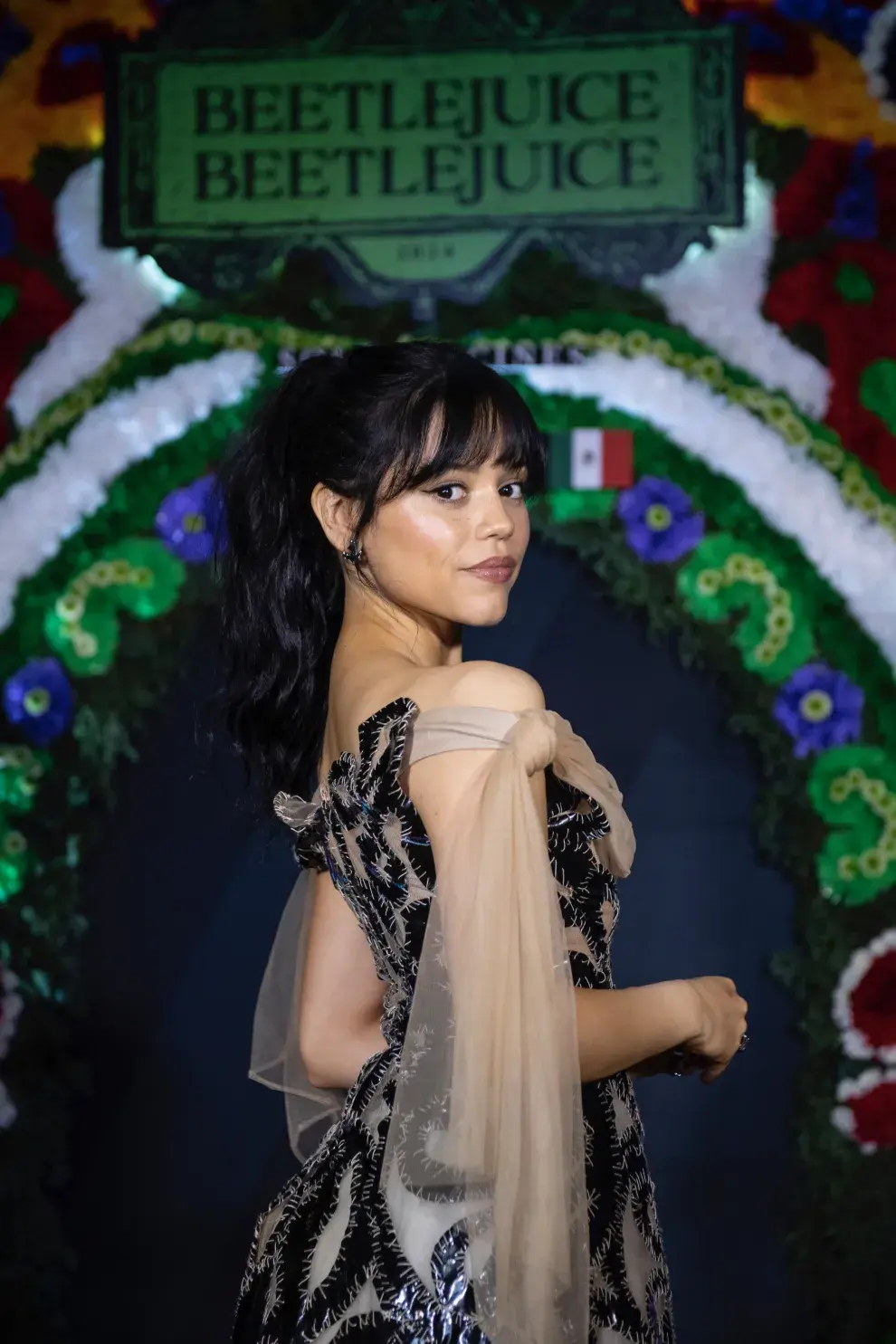 Foto del look de Jenna Ortega para Beetlejuice 2 en México.