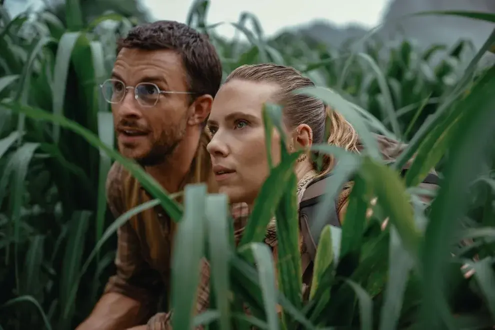 Imagen de Scarlett Johansson y Jonathan Bailey en Jurassic World Rebirth.