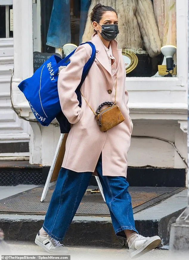 Katie Holmes en el 2021 por las calles de Nueva York. 