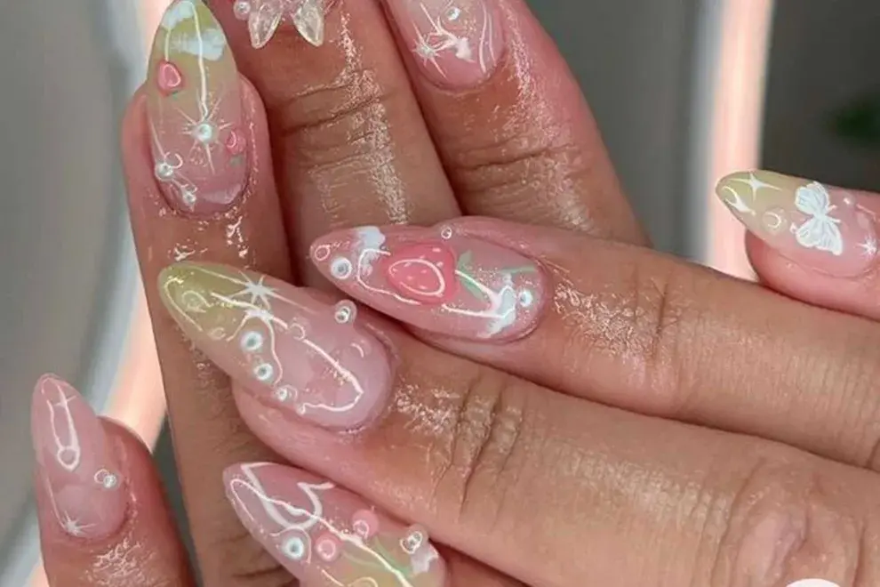 Las Korean glass nails, una de las tendencias más sofisticadas que, claramente a juzgar por su imagen, no pasan desapercibidas en ningún lugar y que llevan su “trabajo” 